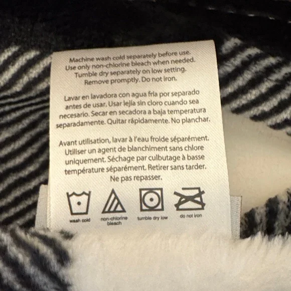 🖤 Rae Dunn “COZY” Black & White Buffalo Check Throw Blanket - Picture 3 of 4